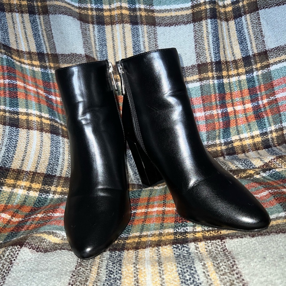 Size 8.5 | Seaside Black Leather Heeled Ankle Bootie